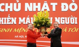 Phó Thủ tướng Thường trực Chính phủ, Chủ tịch Ủy ban An toàn Giao thông Quốc gia Trương Hòa Bình ghi nhận, biểu dương chương trình Chủ nhật Đỏ. Ảnh: Mạnh Thắng