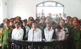 Các bị cáo tại phiên toà sáng nay.