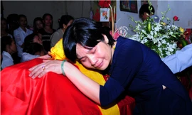 Bà Phạm Thị Nga (mẹ Thiếu úy Bình) ôm con lần cuối 