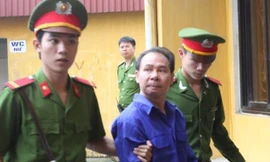 Dẫn giải bị cáo Mai Văn Phúc đến tòa. Ảnh: Bảo Thắng