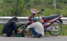 Ế khách, hai gã vá xe vào siêu thị BigC chọc lốp