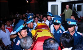 Làng xóm thức trắng đêm đón linh cữu anh về