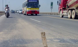 Người dân dùng thanh gỗ để cảnh báo cho các phương tiện qua lại