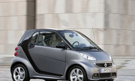 2012 Smart Fortwo: Con cá giữa làn xe cộ