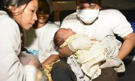 Một em bé may mắn thoát nạn trong vụ chìm phà hôm 16/8