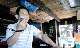 Thuyền trưởng Dương Thành Minh với chiếc Icom vẫn hát cho ngư dân nghe những đêm câu mực Ảnh: Hải Anh