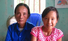 Cô bé 14 tuổi mò cua bắt ốc nuôi mẹ