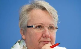 Đạo văn, Bộ trưởng giáo dục bị tước bằng Tiến sĩ