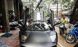 Báo Tây 'lác mắt' với siêu xe dầm mưa ở TPHCM