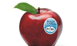 Dán nhãn mác lên trái cây để loại bỏ chất độc