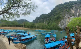 Thuyền nối đuôi, chen chúc chở khách du xuân động Phong Nha