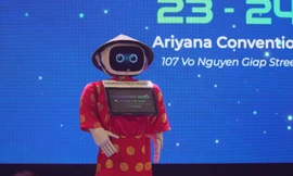 'Trình làng' robot lễ tân, bồi bàn có giá hàng trăm triệu 