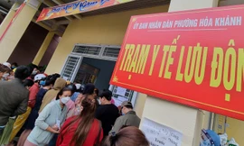Dân chen chúc xin giấy ‘thoát F0’, trạm y tế lưu động tại Đà Nẵng vỡ trận