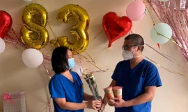 Bông hồng đến muộn với chị em ngày 8/3 trong bệnh viện dã chiến