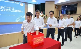 Điện lực miền Trung hỗ trợ gần 4,7 tỷ cho đồng bào vùng bão lũ 