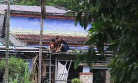 'Gõ cửa' từng nhà dân Đà Nẵng vận động sơ tán tránh bão