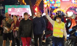 Khách quốc tế nói thử thách ở Việt Nam: Đi xe máy, sang đường một mình