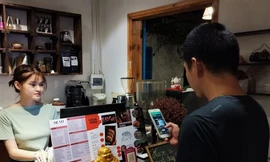 Du khách thanh toán trong 'một nốt nhạc' trên phố Tây