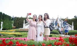 Khu du lịch lớn nhất miền Trung nhộn nhịp trong ngày đầu mở cửa lại 