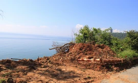 Bán đảo Sơn Trà nhiều nơi vẫn còn ngổn ngang, tắc nghẽn sau sạt lở