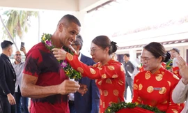 Người hâm mộ Đà Nẵng vây quanh Rivaldo và dàn huyền thoại bóng đá Brazil 