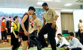 Thủy thủ tàu sân bay nhảy sạp, đánh bóng bàn cùng sinh viên Đà Nẵng