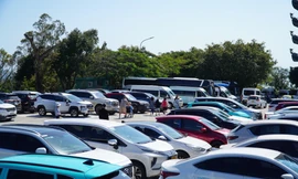 Dòng người đổ về chùa Linh Ứng, xe nhích từng chút trên bán đảo Sơn Trà