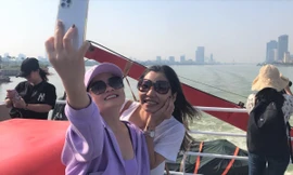 Những hành khách đầu tiên trên tuyến vận tải thủy Đà Nẵng - Lý Sơn 