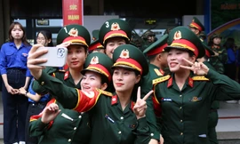 Bóng hồng diễu binh rạng ngời trên sân ga Đà Nẵng