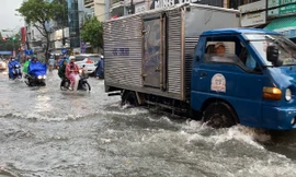 Đường phố biến thành sông, Đà Nẵng cho học sinh nghỉ học, sẵn sàng sơ tán dân
