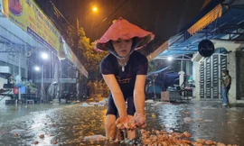 Người dân Đà Nẵng khốn đốn dọn đồ chạy ngập trong đêm