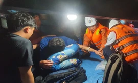 Vượt biển đêm cứu thuyền viên Quảng Ngãi nguy kịch trên tàu cá 