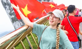 Cầu Vàng rực rỡ sắc đỏ màu cờ Tổ quốc