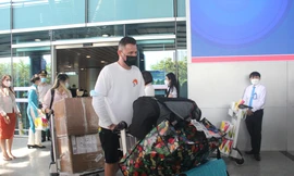 Nhặt được điện thoại của du khách, nhân viên vệ sinh sân bay Đà Nẵng đem giấu dưới gốc cây