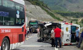 Xe khách đâm xe rước dâu, 5 người thương vong
