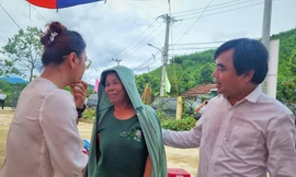 Clip: Đối thoại chưa xong, dân đùng đùng bỏ về khi nghe phương án cho 54 học sinh tới trường