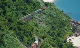 Du khách thích thú lên đèo Hải Vân ngắm ‘tàu anh qua núi’