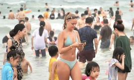 Du khách nước ngoài đổ xô đến Đà Nẵng
