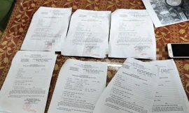 Lái xe ở Đà Nẵng lấy giấy đi đường của công ty về phát cho hàng xóm