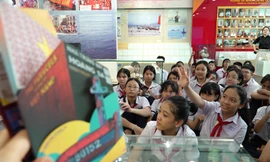 Bạn trẻ đổ về tham quan Nhà trưng bày Hoàng Sa