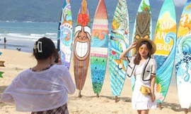 Đà Nẵng tấp nập khách du lịch, bãi biển rực rỡ sắc màu