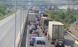 Xe nhích từng chút một trên lối ra cao tốc Đà Nẵng - Quảng Ngãi