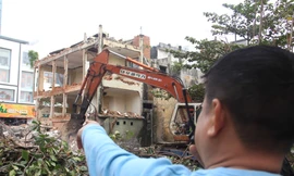 Gấp rút phá dỡ xác nhà, cải tạo cảnh quan quanh SVĐ Chi Lăng trước Tết