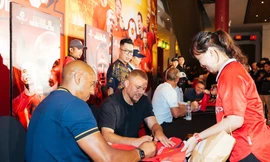 Bỏ bạc triệu xin chữ kí sao MU, fan nổi đóa vì ban tổ chức ‘lật kèo’