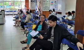 Đà Nẵng: Bệnh viện 'cạn' thủy tinh thể, bệnh nhân dài cổ chờ thay 