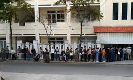 Đà Nẵng: Người dân rồng rắn, xếp hàng dài làm thủ tục đất đai