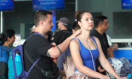 Dòng người nườm nượp đổ về sân bay Đà Nẵng