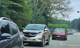 Xe cộ nườm nượp trên đường Hồ Chí Minh