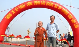 Con trai dẫn mẹ gần 90 tuổi đi ngắm cầu nối đôi bờ Quảng Nam - Đà Nẵng thông xe
