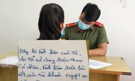 Bị dừng xe kiểm tra, cô gái rút điện thoai livestream xúc phạm CSGT